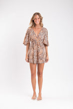 Laad de afbeelding in de Gallery-viewer, Model Front: Rio De Sol Mini Dress Leopard Mini Dress
