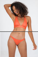 Laad de afbeelding in de Gallery-viewer, Model Front: Rio De Sol Set Set Light-Peach Halter-Cos Leblon-Fio
