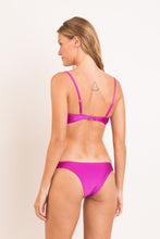 Laad de afbeelding in de Gallery-viewer, Model Back: Rio De Sol Set Set Shimmer-Gaia Bandeau-Joy Essential
