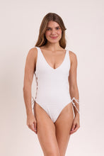Laad de afbeelding in de Gallery-viewer, Model Front: Rio De Sol One-Piece Memphis-White Zoe
