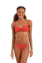 Laad de afbeelding in de Gallery-viewer, Model Front: Rio De Sol Top Top Malibu-Chili Bandeau-Duo
