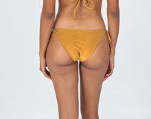 Laad de afbeelding in de Gallery-viewer, Model Back: Rio De Sol Bottom Bottom Damasco Ibiza-Comfy
