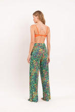 Laad de afbeelding in de Gallery-viewer, Model Back: Rio De Sol Beach Trousers Wilds Wide Pants
