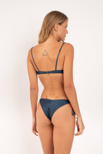 Laad de afbeelding in de Gallery-viewer, Model Back: Rio De Sol Set Set Shimmer-Shark Balconet-Tie Cheeky-Tie-Gold
