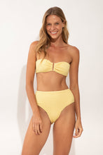 Laad de afbeelding in de Gallery-viewer, Model Front: Rio De Sol Bottom Bottom Drift-Butterglow Hotpants
