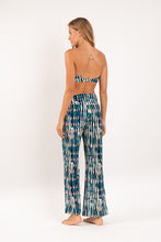 Laad de afbeelding in de Gallery-viewer, Model Back: Rio De Sol Beach Trousers Azule Murana Pants
