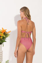 Laad de afbeelding in de Gallery-viewer, Model Back: Rio De Sol Set Set Shimmer-Confetti Twist Belted-High-Waist
