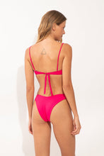 Laad de afbeelding in de Gallery-viewer, Model Back: Wednesday In Hawaii By Rio De Sol Bottom Bottom Guava Kai
