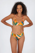 Laad de afbeelding in de Gallery-viewer, Model Front: Rio De Sol Top Top El-Arco Bralette-Orange
