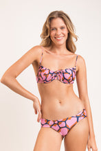 Laad de afbeelding in de Gallery-viewer, Model Front: Rio De Sol Top Top Amore-Pink Balconet-Tie
