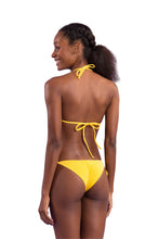 Laad de afbeelding in de Gallery-viewer, Model Back: Rio De Sol Top Top Malibu-Yellow Tri-Inv
