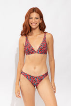 Laad de afbeelding in de Gallery-viewer, Model Front: Rio De Sol Bottom Bottom Coral-Feline Essential-Comfy

