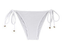 Laad de afbeelding in de Gallery-viewer, Product Front: Rio De Sol Bottom Bottom Cloque Branco Balconet
