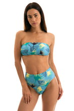 Laad de afbeelding in de Gallery-viewer, Model Front: Rio De Sol Top Top Flower Geometric Reto
