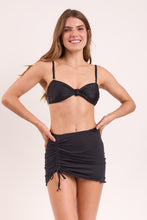 Laad de afbeelding in de Gallery-viewer, Model Front: Rio De Sol Beach Skirt Black Mini Skirt Ruched
