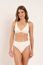 Laad de afbeelding in de Gallery-viewer, Model Front: Rio De Sol Set Set Sand-Chantilly Alba Kora
