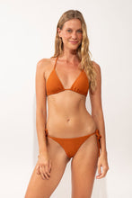 Laad de afbeelding in de Gallery-viewer, Model Front: Rio De Sol Set Set Ferrugo Tri-Inv Cheeky-Tie
