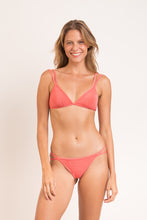 Laad de afbeelding in de Gallery-viewer, Model Front: Rio De Sol Top Top Malibu-Nina Tri-Duo
