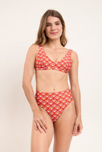 Laad de afbeelding in de Gallery-viewer, Model Front: Rio De Sol Bottom Bottom Floral-Scales Hotpants
