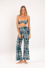 Laad de afbeelding in de Gallery-viewer, Model Front: Rio De Sol Beach Trousers Azule Murana Pants
