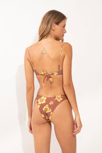 Laad de afbeelding in de Gallery-viewer, Model Back: Wednesday In Hawaii By Rio De Sol Top Top Pua-Coco-Lilikoi Shell
