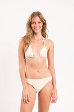 Laad de afbeelding in de Gallery-viewer, Model Front: Rio De Sol Bottom Bottom Touch-Natural Essential-Comfy
