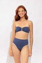 Laad de afbeelding in de Gallery-viewer, Model Front: Rio De Sol Bottom Bottom Carmel-Blue Hotpants
