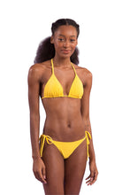 Laad de afbeelding in de Gallery-viewer, Model Front: Rio De Sol Top Top Malibu-Yellow Tri-Inv
