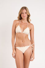 Laad de afbeelding in de Gallery-viewer, Model Front: Rio De Sol Top Top Touch-Natural Frufru
