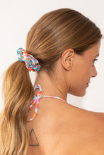 Laad de afbeelding in de Gallery-viewer, Model Front: Rio De Sol Hair Accessory Ditsy-Sky Scrunchie
