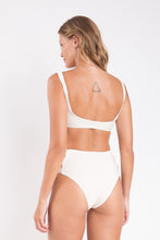 Laad de afbeelding in de Gallery-viewer, Model Back: Rio De Sol Top Top Malibu-Natural Bliss
