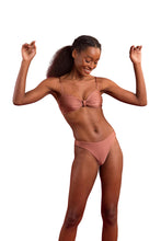 Laad de afbeelding in de Gallery-viewer, Image 04: Rio De Sol Set Set Shimmer-Copper Bandeau-Joy Nice-Fio
