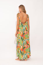 Laad de afbeelding in de Gallery-viewer, Model Back: Rio De Sol Maxi Dresses Tropical Long Dress Chiara
