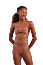 Laad de afbeelding in de Gallery-viewer, Model Front: Rio De Sol Set Set Shimmer-Copper Bandeau-Joy Nice-Fio

