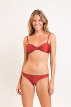 Laad de afbeelding in de Gallery-viewer, Model Front: Rio De Sol Set Set Shimmer-Liquor Bandeau-Joy Essential
