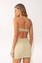 Laad de afbeelding in de Gallery-viewer, Model Back: Rio De Sol Mini Dress Brisa-Pistache Lulu Dress
