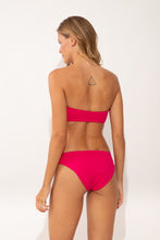 Laad de afbeelding in de Gallery-viewer, Model Back: Wednesday In Hawaii By Rio De Sol Set Set Guava Lani Waikiki
