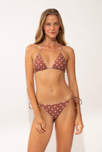 Laad de afbeelding in de Gallery-viewer, Model Front: Wednesday In Hawaii By Rio De Sol Set Set Kiko-Coco Kauai Kaleia
