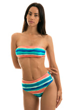 Laad de afbeelding in de Gallery-viewer, Model Front: Rio De Sol Bottom Bottom Upbeat Reto Hotpant
