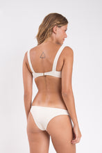 Laad de afbeelding in de Gallery-viewer, Model Back: Rio De Sol Bottom Bottom Malibu-Natural Essential
