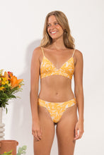 Laad de afbeelding in de Gallery-viewer, Model Front: Rio De Sol Top Top Sunny-Forest Tri-Cos
