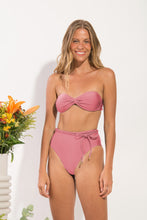 Laad de afbeelding in de Gallery-viewer, Model Front: Rio De Sol Top Top Shimmer-Confetti Twist
