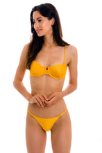 Laad de afbeelding in de Gallery-viewer, Model Front: Rio De Sol Set Set Eden-Pequi Balconet Cheeky-Fixa
