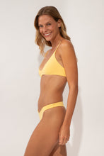 Laad de afbeelding in de Gallery-viewer, Image 04: Wednesday In Hawaii By Rio De Sol Top Top Lilikoi Hana
