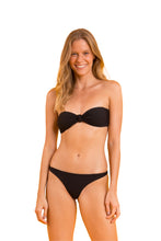 Laad de afbeelding in de Gallery-viewer, Model Front: Rio De Sol Top Top Bora-Black Bandeau-Joy
