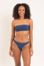 Laad de afbeelding in de Gallery-viewer, Model Front: Rio De Sol Top Top Navy Bandeau-Reto
