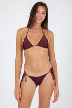 Laad de afbeelding in de Gallery-viewer, Model Front: Rio De Sol Bottom Bottom Barolo Cheeky-Rope
