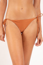 Laad de afbeelding in de Gallery-viewer, Gallery: Rio De Sol Bottom Bottom Shimmer-Nocciola Cheeky-Tie-Gold
