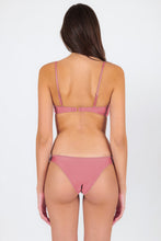 Laad de afbeelding in de Gallery-viewer, Model Back: Rio De Sol Set Set Shimmer-Confetti Bandeau-Knot Essential
