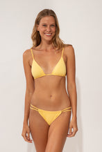 Laad de afbeelding in de Gallery-viewer, Model Front: Wednesday In Hawaii By Rio De Sol Top Top Lilikoi Ana
